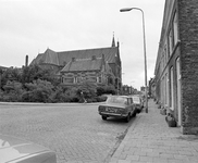 855922 Gezicht op de St.-Josephkerk (Draaiweg 44) te Utrecht, met links de Nolenslaan.